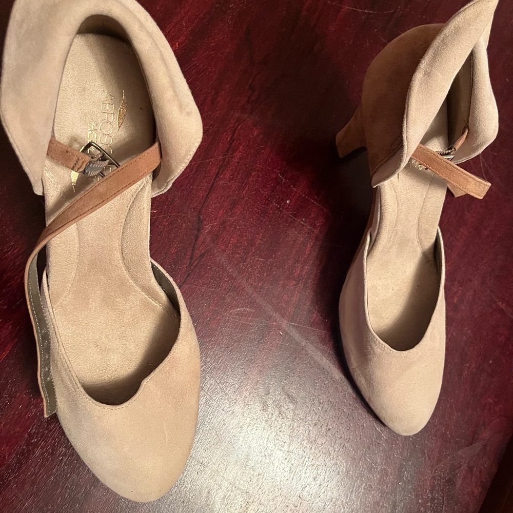 Aerosoles beautiful heels barely worn size 10.  Suede.